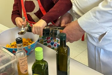 Assaisonement de la salade mangues et avocats