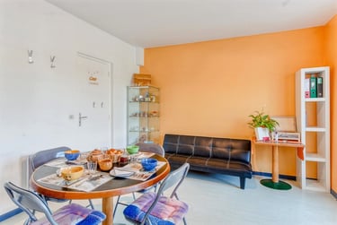 Espace de vie avec cuisine aménagée