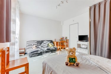 Chambre avec un grand lit et un clic clac