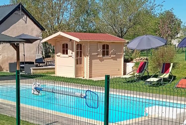 Piscine et espace détente extérieur pour vos soirées en famille au Gîte Bricabroc, près du Lude.