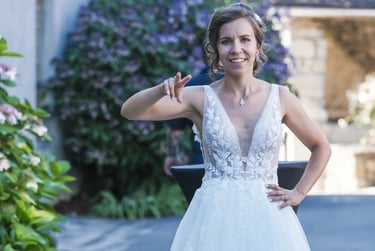 Photographie d'une mariée heureuse remerciant son photographe de mariage