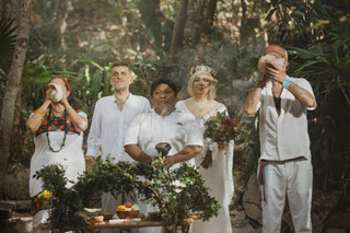 Una ceremonia de boda maya espiritual en la selva, con un chamán y un ritual con caracol