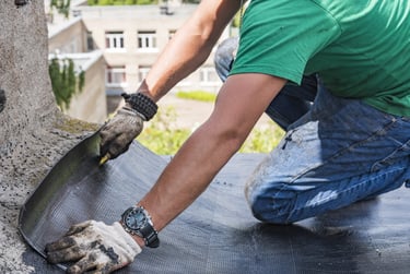 Dakdekker aan het werk op een plat dak in Almere