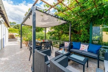 La terrasse au sud avec vue sur le jardin du gîte Le Jardin des Rocailles à Villeneuve-lès-Avignon