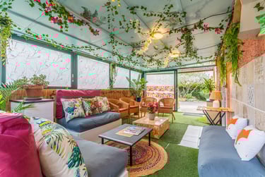 La véranda aménagée en jardin intérieur, espace de détente en toutes saisons.