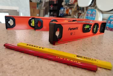 nivel e lapis de madeira
