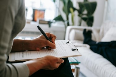 una mano y bolígrafo escribiendo