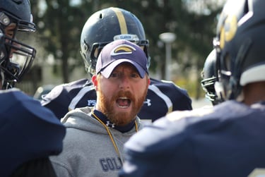 un entrenador motivando a su equipo
