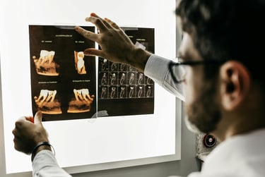 un dentista viendo unas radiografías dentales