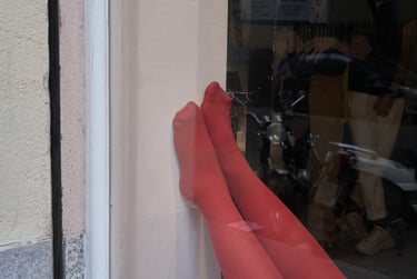 Fotografía de performance de Mireia Martínez (@mireiamartinez_actriz) sobre vínculos afectivos.