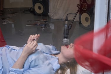 Fotografía de performance de Mireia Martínez (@mireiamartinez_actriz) sobre vínculos afectivos.