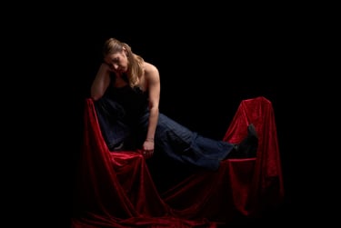 Retratos en estudio de @ariel.vuela que exploran cuerpo, gesto y feminidad contenida.