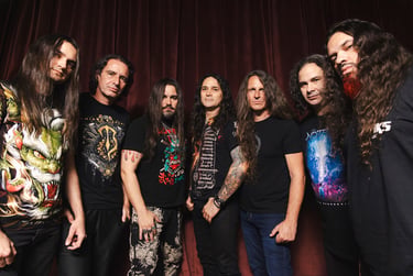 Foto promocional em plano conjunto do supergrupo All Metal Stars posando em estúdio.