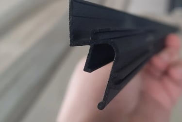 Чорний алюмінієвий тіньовий профіль EuroKraab для натяжної стелі, вигляд збоку.