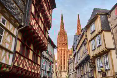 Blick auf die Kathedrale von Quimper und ihre Fachwerk-Gassen © Alexandre LAMOUREUX/Tourisme Bretagn