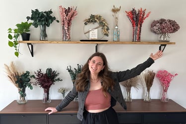 Jana in ihrem Trockenblumen-Studio