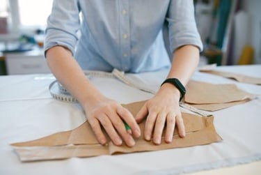 Consturera creando los patrones para la ropa de mascotas que diseña