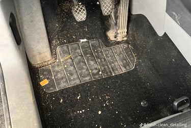 Interior de coche muy sucio antes de la limpieza de coches en Cáceres