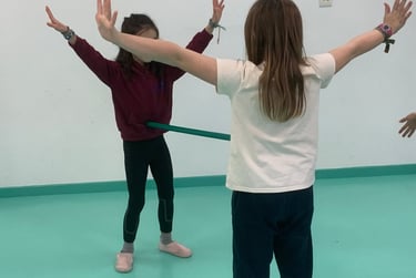 enfants pratique corporelle coopération et écoute de l'autre