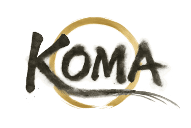 El logotipo único de la marca "KOMA", producción artesanal de las tijeras profesionales de peluquería.