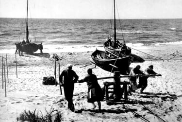 Žvejai Kuršių nerijoje traukia kurėnus į krantą