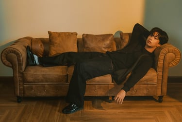 Gợi ý các tư thế ngồi ghế sofa sang trọng và thần thái