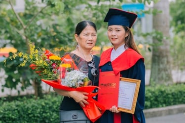 Khoảnh khắc phụ huynh chụp ảnh kỷ yếu cùng con đầy ý nghĩa và xúc động