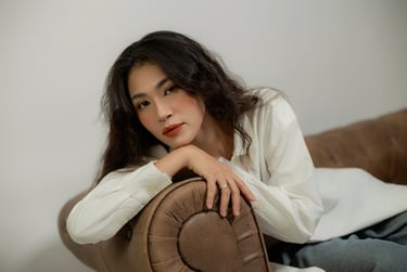 Gợi ý các tư thế tạo dáng cực chill trên ghế sofa tại gia