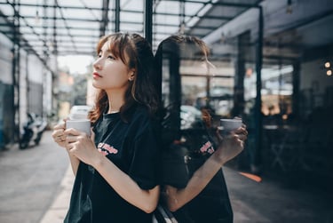 Tạo dáng khoe góc nghiêng thần thánh trong không gian quán cà phê