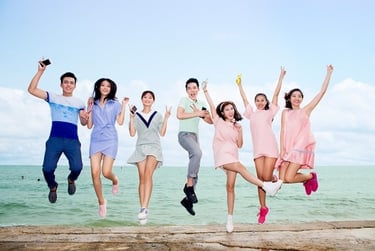 Cách tạo dáng chụp ảnh nhóm 7 người năng động và tự do