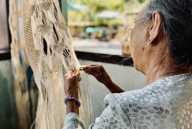 maestra enseñando a hacer macramé con su telar color beige