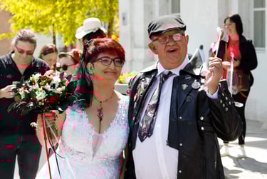 Sortie de la mairie pour un couple de mariés Rock'n Roll