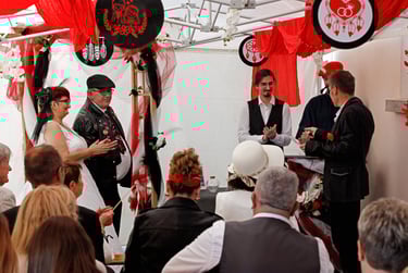 Cérémonie privée de mariage avec un décor rock'n roll