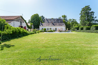 Domaine de prestige en pierre avec maison de caractère, piscine et vaste parc arboré.