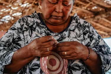 Mujer wayuu tejiendo