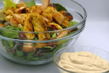 Σαλάτα μαρούλι σε μπολ με κοτόπουλο και κρουτον