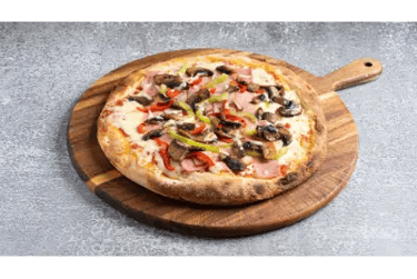 Πίτσα με αλλαντικά και λαχανικά σε ξύλινη βάση