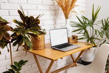 mesa de um consultor de marketing pronto para fazer análise seo