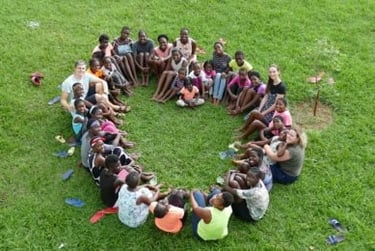 Kreis-Gruppenbild Mirembe Cottage of Street Girls