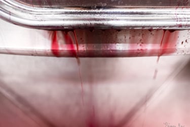 photographie vinification coulures rouges flux sur inox Éléonore Parc photographe d’art Bourgogne
