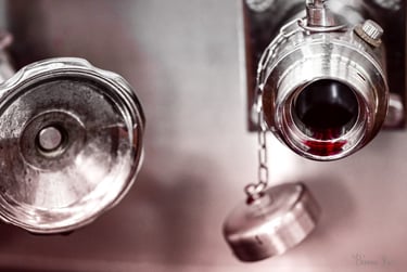 photographie vinification robinet cuve inox écoulement vin Éléonore Parc photographe d’art Bourgogne