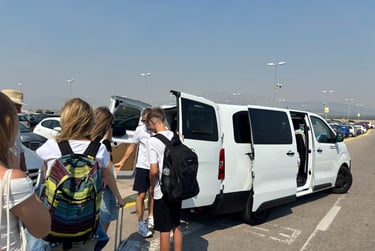 utasok beszállnak a transzferbuszba