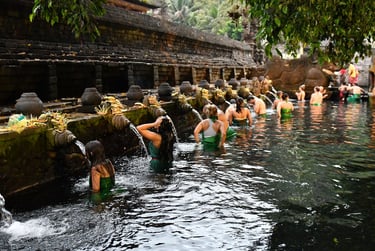 Melukat Di Pura Tirta Empul Bali
