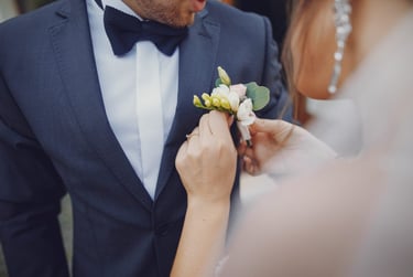 détail boutonnière costume marié cravate