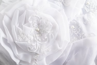 robe de mariée suspendue fenêtre lumière naturelle