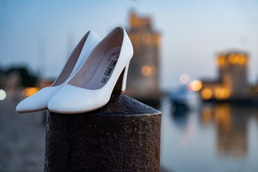 tours de la rochelle en soirée avec escarpins en avant plan
