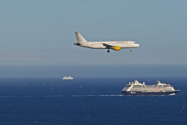 Photo d'un avion en vol avec bateaux en arrière-plan