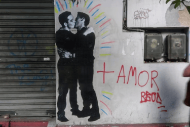 Mural de Lambe-Lambe, exibindo mensagens políticas e sociais impactante