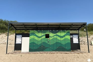 Consigna de equipaje naranja en la playa