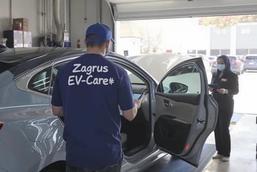Techniker misst den Zustand der Hochvoltbatterie – Zagrus EV Care